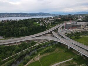 L'autoroute A3 vue à la jonction avec le tunnel Uetliberg, à Wollishofen, Zurich.