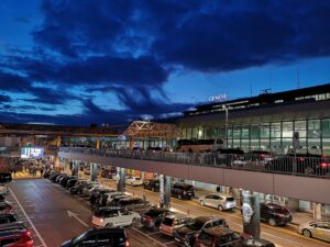 L'aéroport de Genève à la tombée de la nuit