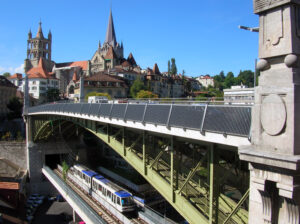 Le pont Charles-Bessières avec une voiture du métro de Lausanne