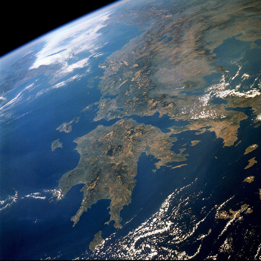 Image satellite du paysage accidenté et montagneux de la Grèce