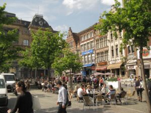 Terrasses sur le Vrijdagmarkt en été