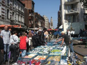 Rue d'Orléans un jour de marché à Charleroi