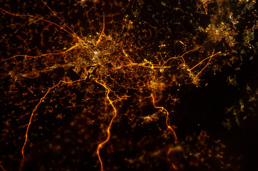 Photo satellite de Liège la nuit.