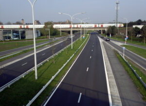 L'autoroute N35 (Bevrijdingslaan) traverse la zone industrielle de Waggelwater