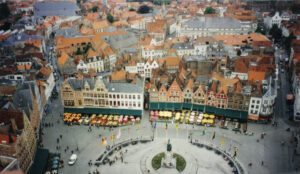 Vue aérienne du côté nord du Grand Marché de Bruges