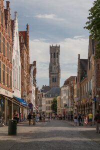 Vue de Steenstraat avec le Beffroi de Bruges en arrière-plan