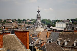 Le beffroi de Namur vu par dessus les toits