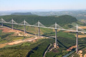 Le viaduc de Millau, un pont à haubans franchissant la vallée du Tarn, dans le département de l'Aveyron, en France.