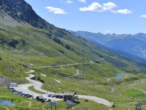 Vue de la route RD 1090 arrivant de la vallée de la Tarentaise et continuant vers le col du Petit-Saint-Bernard, en Savoie