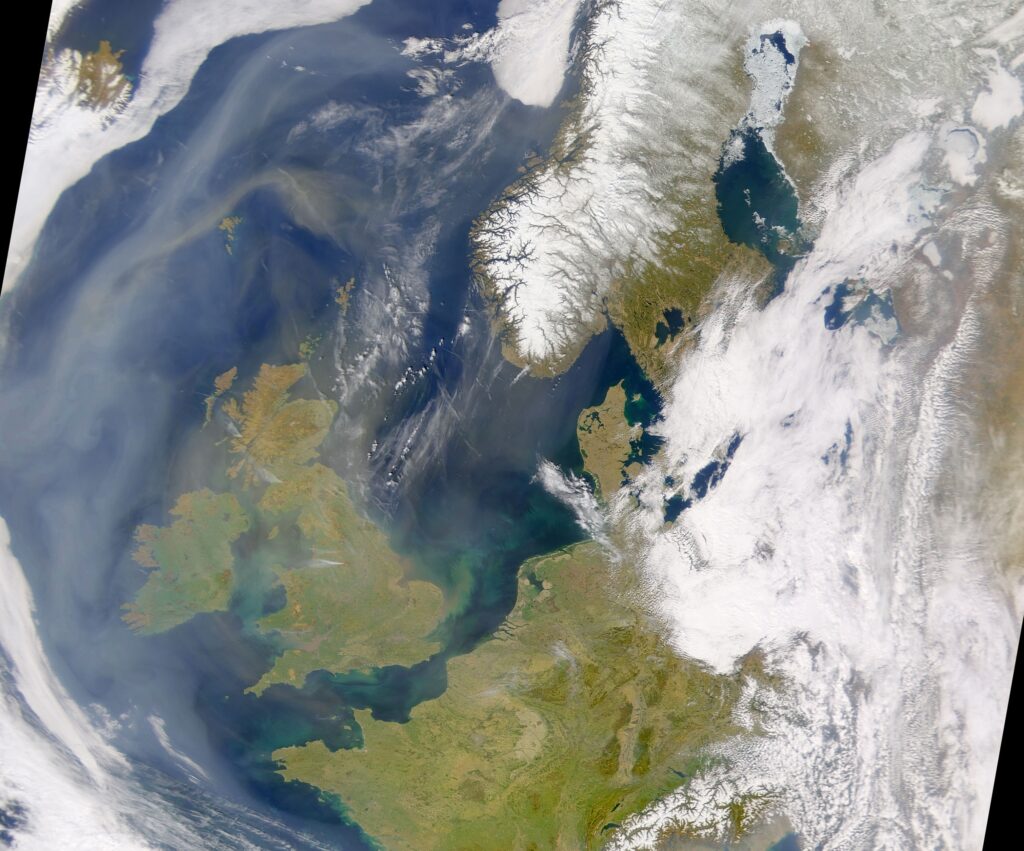 Poussière avec d'autres aérosols dans le ciel du Royaume-Uni et de l'Irlande