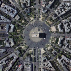 Les avenues rayonnent de l'Arc de Triomphe de la Place Charles de Gaulle, l'ancienne Place de l'Étoile.