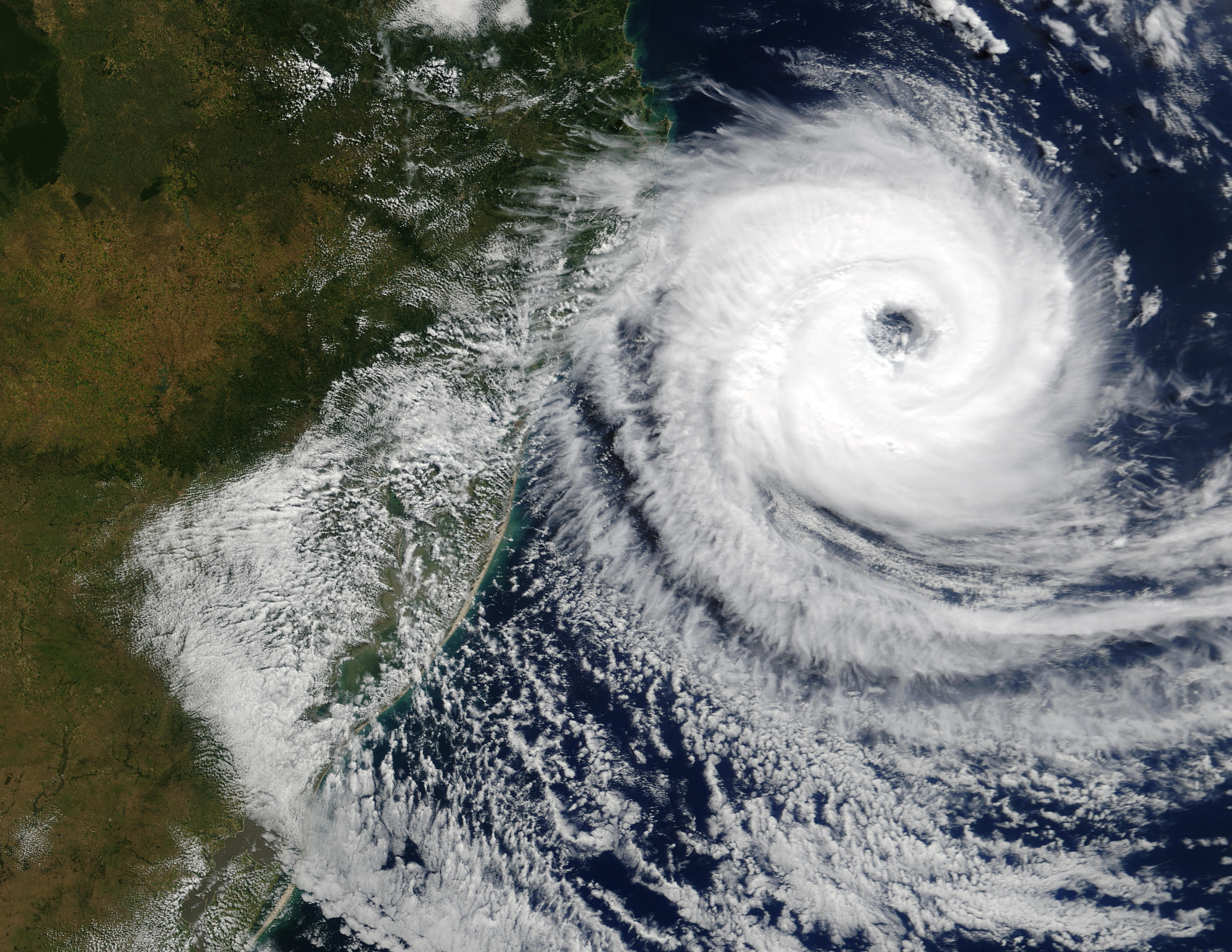 Ciclón tropical cerca de Brasil meridional (seguimiento satelital de la