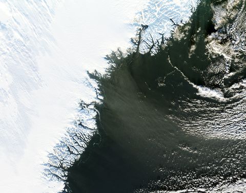 Streamer of snow of Southern Greenland