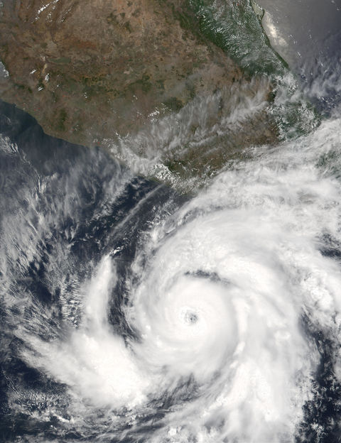 Huracán Adolfo cerca de la costa de México