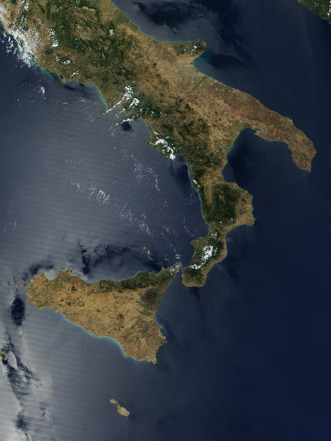 Incendios en Italia meridional, y corriente de lava del Monte Etna en Erupción en Sicilia