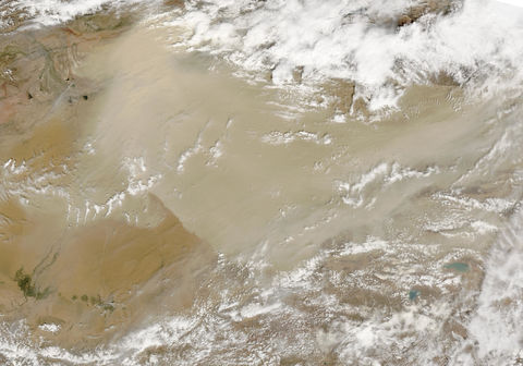 Tormenta de polvareda en el desierto de Taklamakán