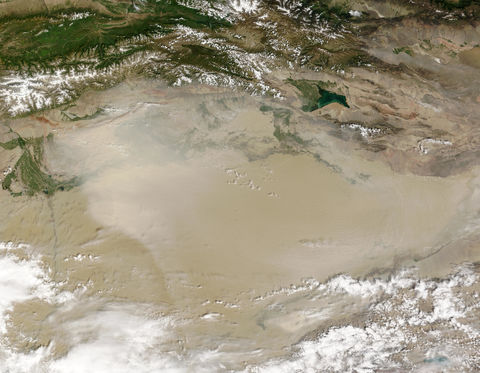 Tormenta de polvareda en el desierto de Taklamakán