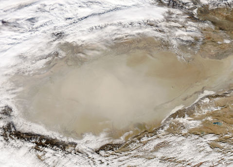 Tormenta de polvareda en el desierto de Taklamakán