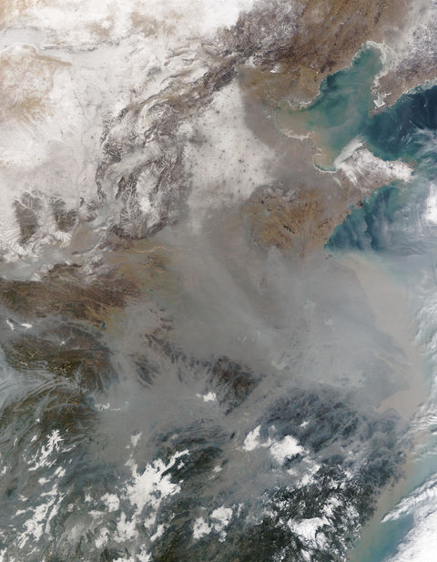 Snow and pollution in Eastern China