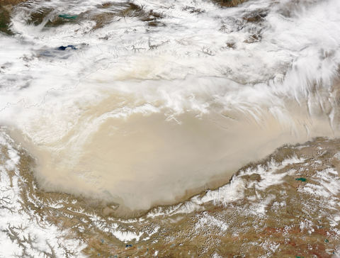 Tormenta de polvareda en el desierto de Taklamakán