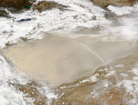 Tormenta de polvareda en el desierto de Taklamakán