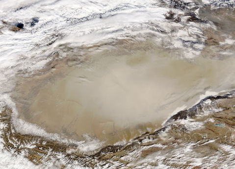 Tormenta de polvareda en el desierto de Taklamakán