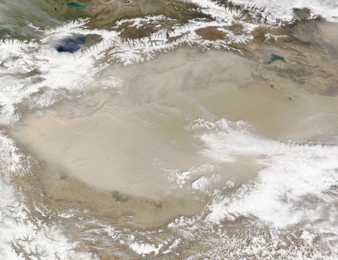 Tormenta de polvareda en el desierto de Taklamakán