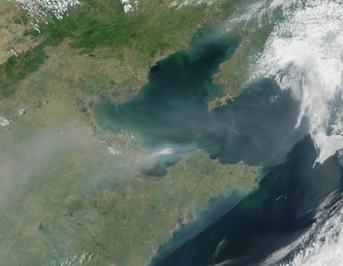 Humo y calima encima del mar de Bohai