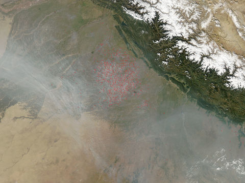 Intensos incendios agrícola y humo en el noroeste de India 2004