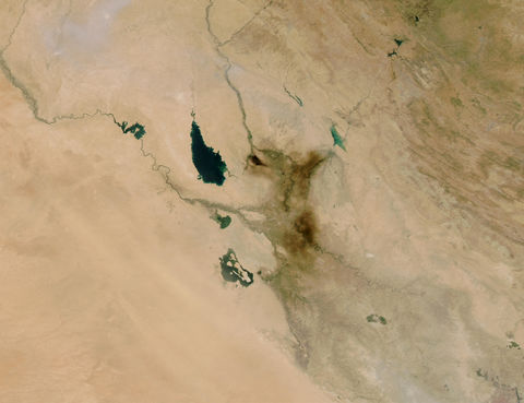 Penacho de humo de incendio petrolero cerca de Bagdad, Iraq