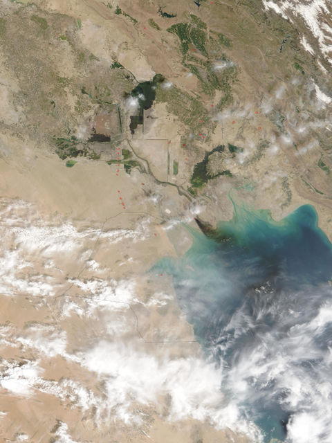 Humo del incendio de un oleoducto en Iraq meridional