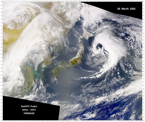 Nubes de polverada encima del Mar del Japón