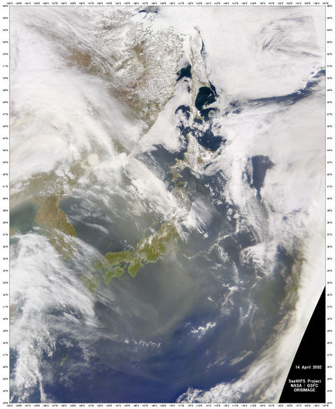 Nubes de polverada encima del Mar del Japón