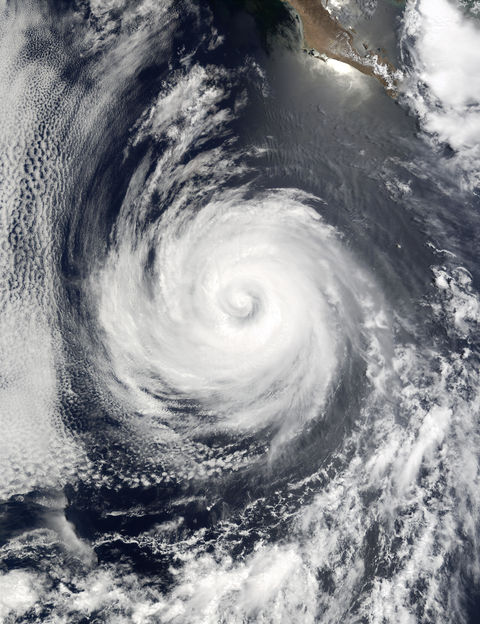 El Huracán Douglas al sur de Baja California