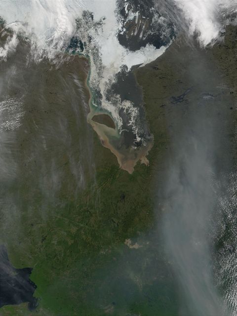 Bahía de James y humo de los incendios proveniente de Alberta, Canadá