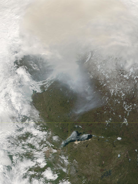 Lago Athabasca y humo de los incendios en Alberta, Canadá