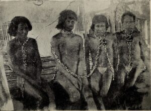 Amerindios huitotos en condiciones de esclavitud en un correrío por la Fiebre del Caucho.
