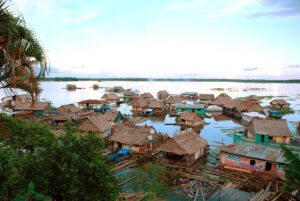 Las casas flotantes en el río Amazonas un atractivo turístico de la ciudad de Iquitos.