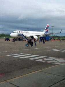 Avión de LATAM Airlines Group en el Aeropuerto Internacional de Iquitos.