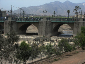 Río Rimac a la altura del Puente de Piedra, en Lima.