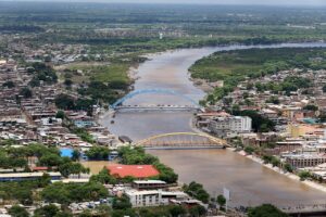 El río Piura fluyendo a traves de la ciudad de Piura.