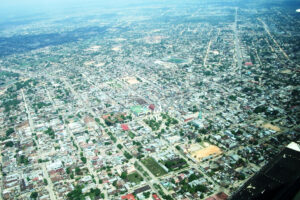 Observación aérea del centro urbano de Pucallpa.