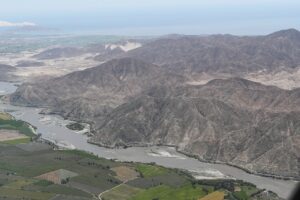 El Santa,​ un río del noreste de Perú.